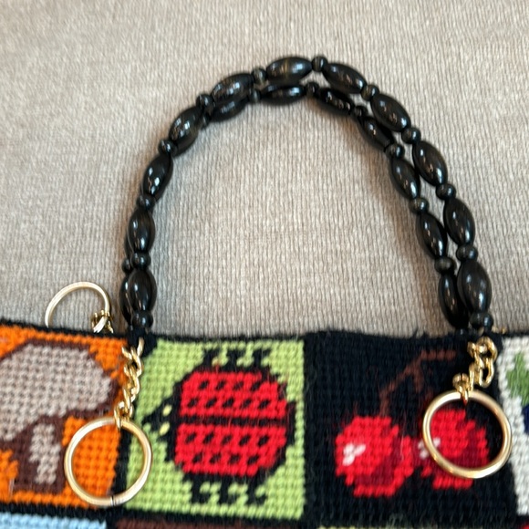 Cottage Core Granny needlepoint crochet vintage handbag with wood handles - Picture 6 of 10